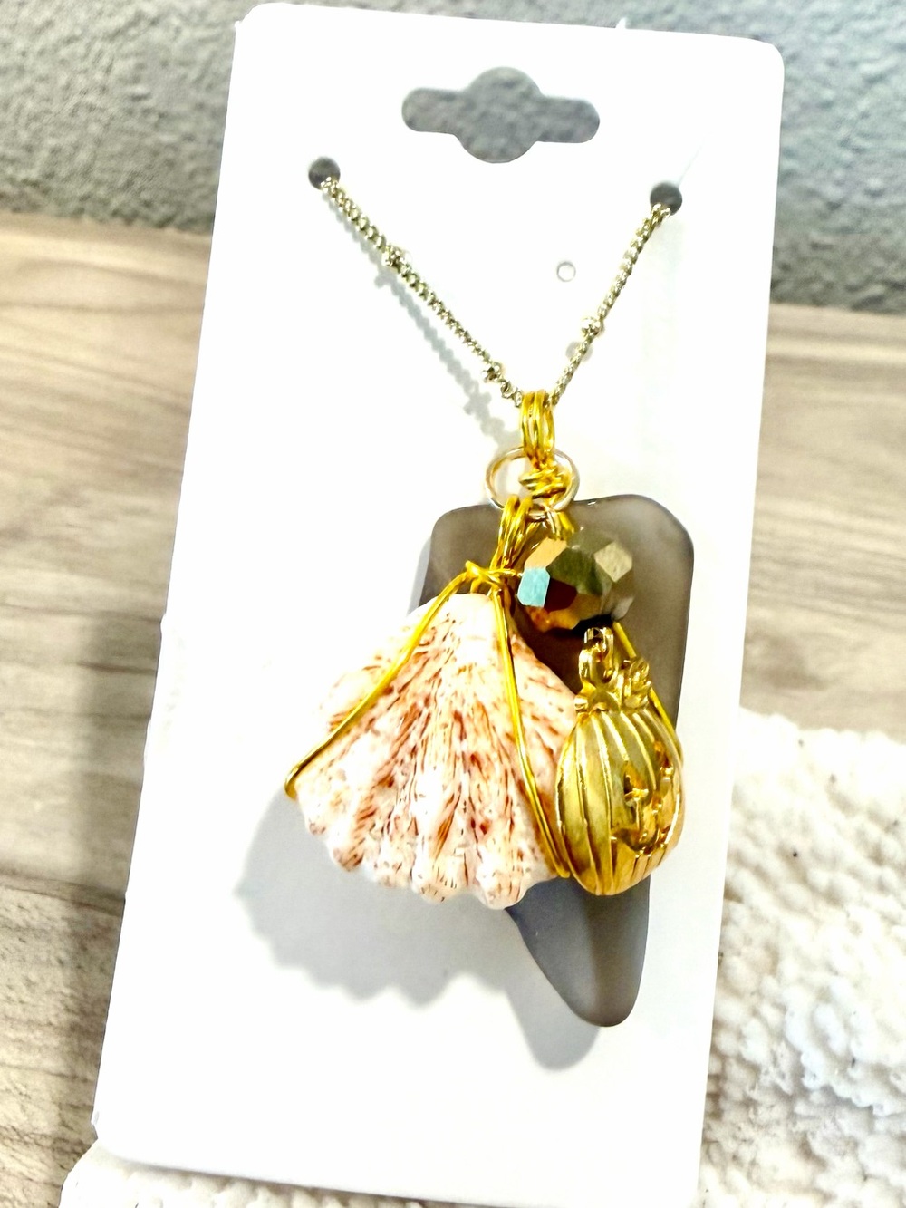 130. 🎃🎃🎃 Gold-Tone Shell Pendant Necklace on Smoky sea glass